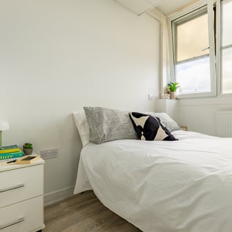 Silver En Suite City View - Image 5